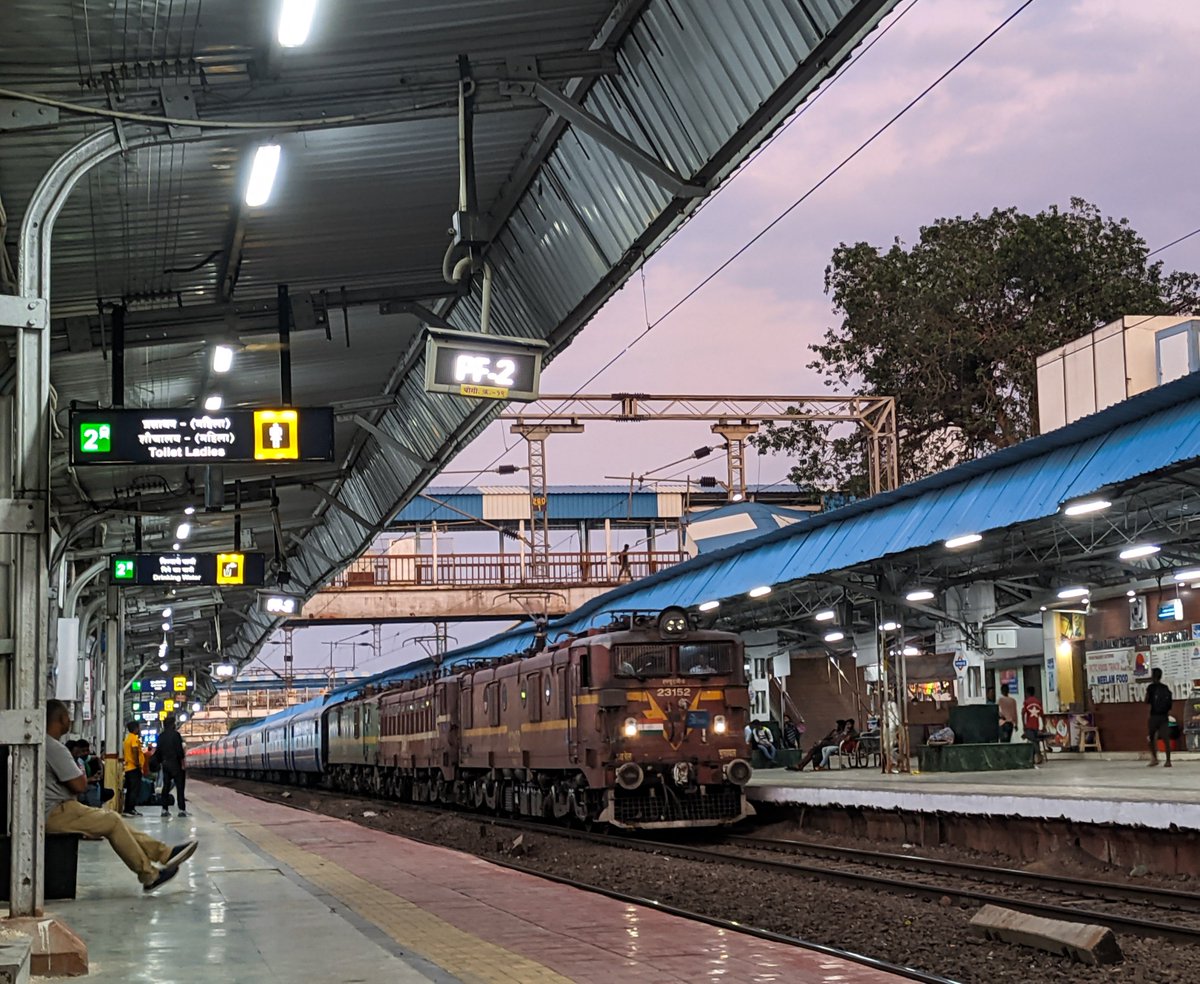 On a Wonderful Evening at #CentralRailway , #Bhusaval #WAG5 twins + BSL #WAG9HC (Dead) with NMG Rake skips #Manmad Station !

#NFRailEnthusiasts 

@Central_Railway | @BhusavalDivn | @RailMinIndia | @AshwiniVaishnaw 

#Twilight #Goldenhour #Evening #Trains