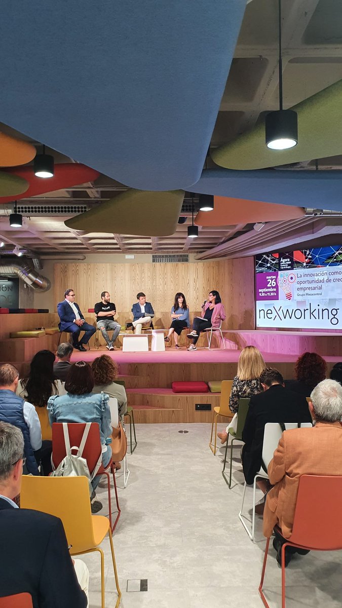 emprendeCdB's tweet photo. Responsables de @GDGBurgos,
@PaleoliticoVivo, #CagüenSocks y @BjalandIT explican la importancia del papel de la tecnología en la innovación pero subrayan que la clave está en el cambio cultural, en los procesos de transformación de las personas que integran la empresa #neXworking https://t.co/Unjf271nz3