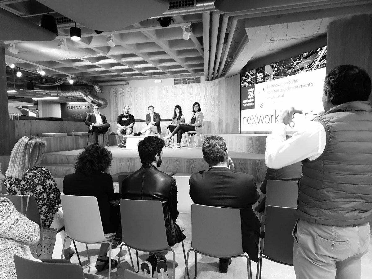 Responsables de <a href="/GDGBurgos/">GDG Burgos</a>,
<a href="/PaleoliticoVivo/">LivingPaleolithic</a>, #CagüenSocks y <a href="/BjalandIT/">Bjäland Tecnologies</a> explican la importancia del papel de la tecnología en la innovación pero subrayan que la clave está en el cambio cultural, en los procesos de transformación de las personas que integran la empresa #neXworking