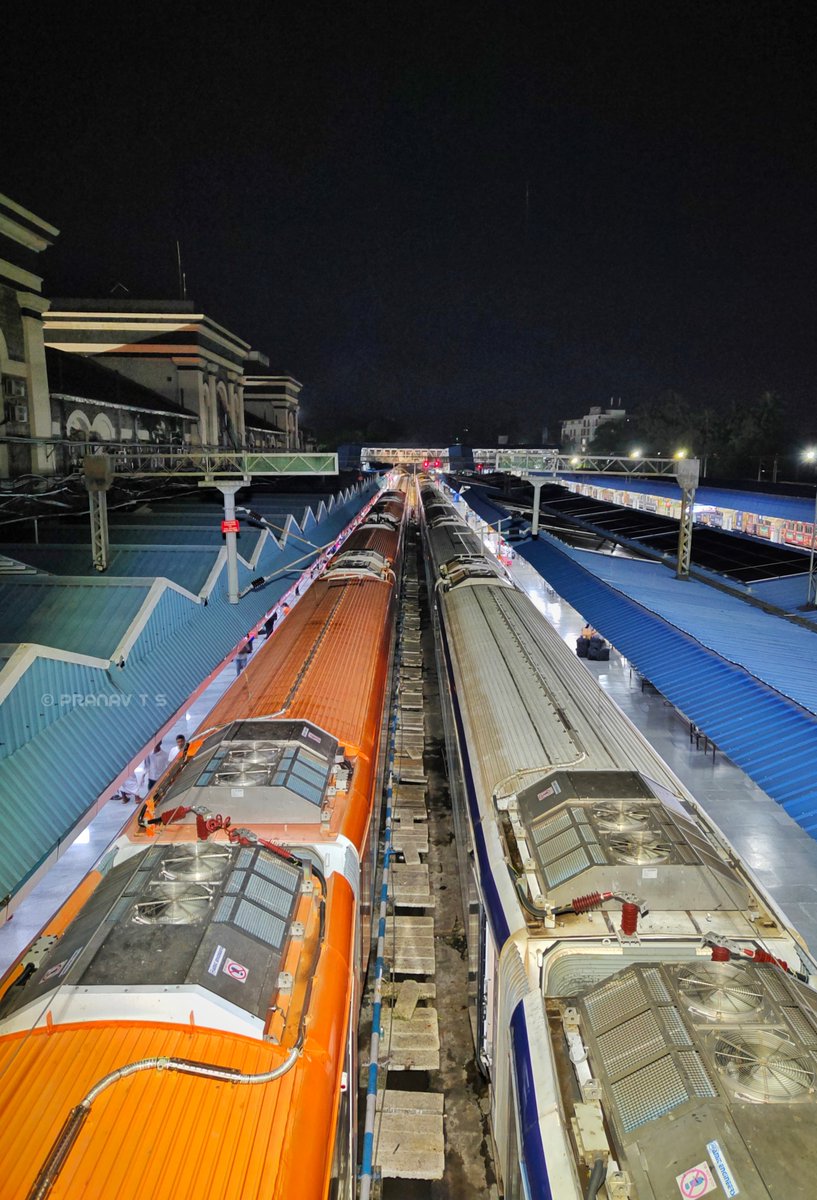 drm_tvc's tweet photo. The #OrangeGreyLivery with #WhiteandBlue. Kerala's #VandeBharath trains resting together at TVC station on 24.09.2023 after Kasargod-Thiruvanabthapuram #VandeBharathExpress completed its maiden voyage

PC: Pranav

#RailFanClick #Trainspotting #OrangeGreyViBe #SouthernRailway https://t.co/Tuly3lSBdc