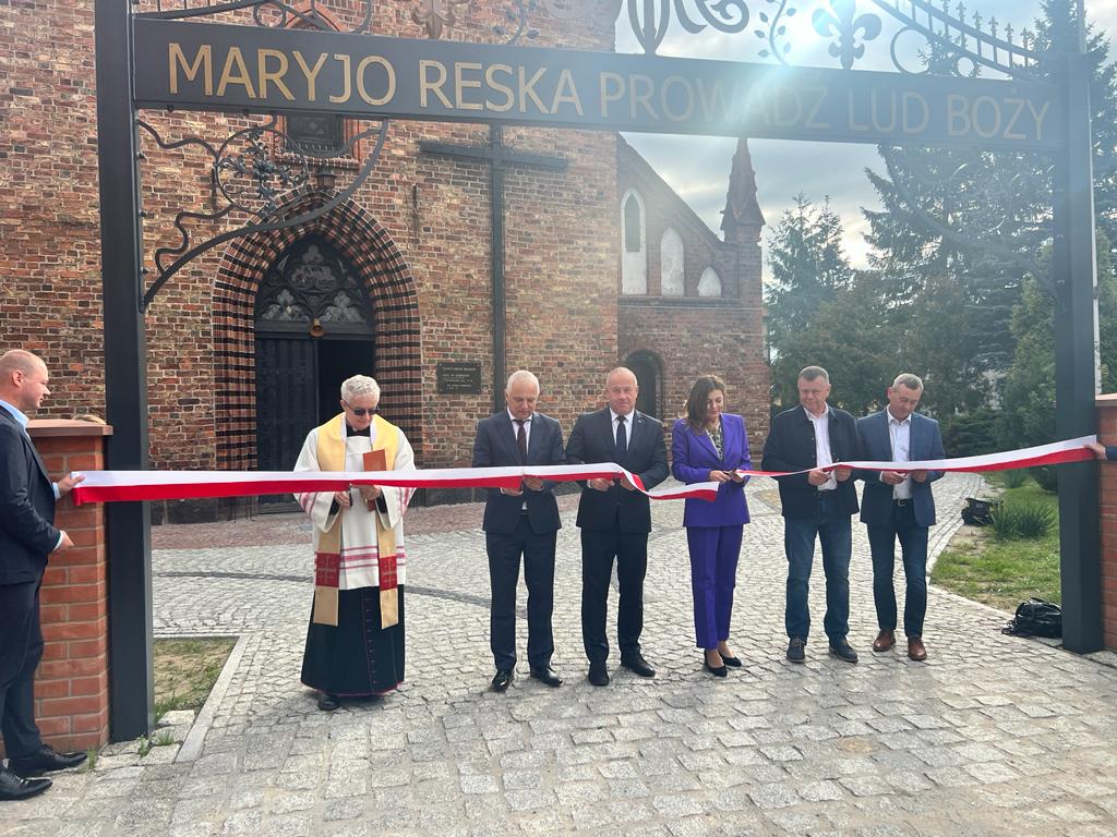 arturszalabawka's tweet photo. #Resko🇵🇱 uroczyste oddanie wyremontowanego placu przykościelnego. Inwestycja która powstała dzięki wsparciu rządu @pisorgpl w kwocie blisko 3️⃣ mln zł robi ogromne wrażenie.Dobra współpraca rządu i samorządu przynosi piękne efekty 💪 https://t.co/tir2rd2hSo