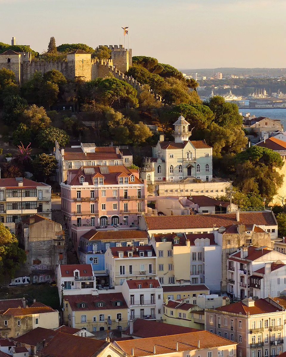 visit_lisboa's tweet image. A day in Lisbon is always an adventure! ✨

#VisitLisboa 
visitlisboa.com 
📍 Miradouro da Senhora do Monte 
📷  @mrscesse