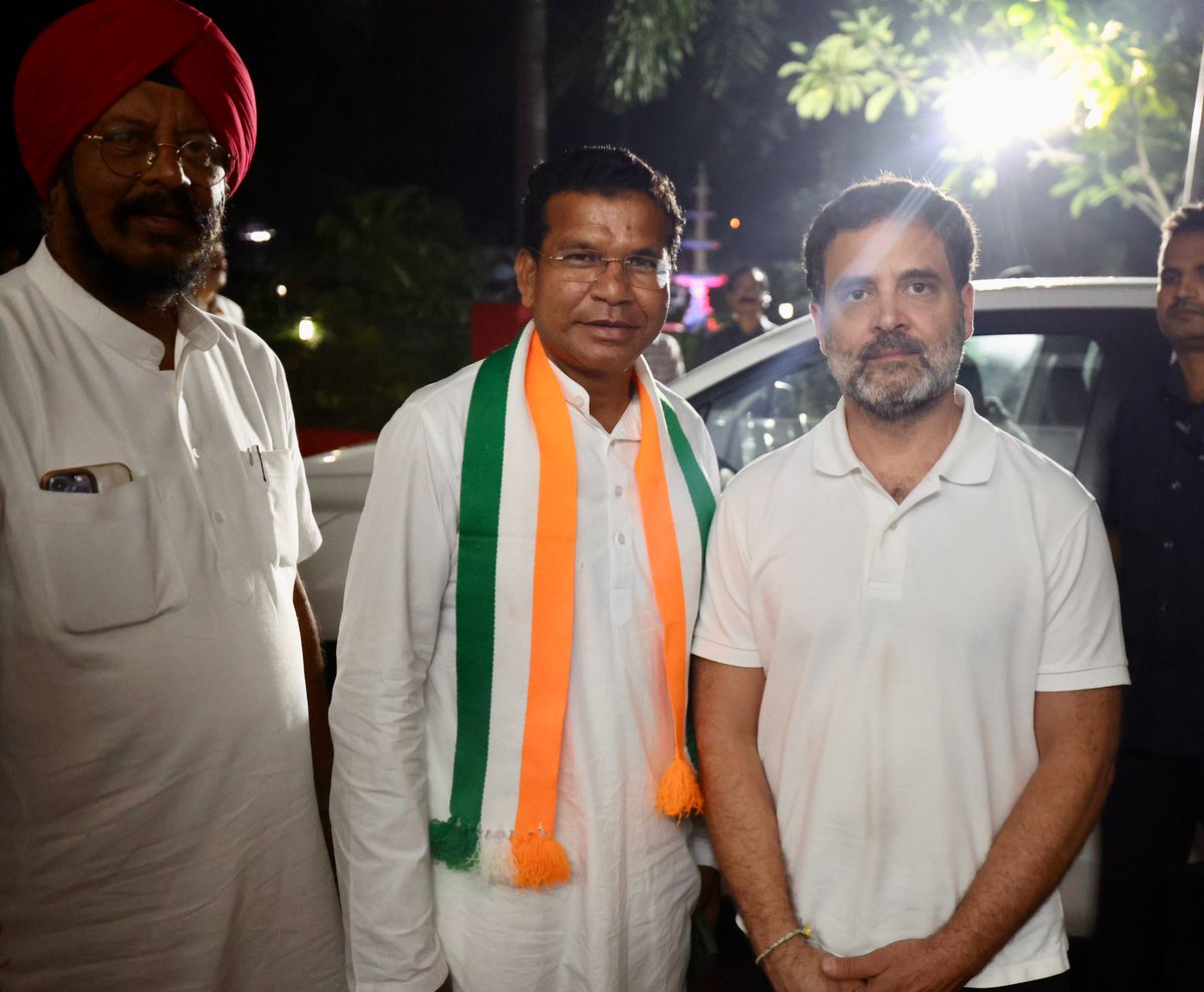 गत संध्या हमारे नेता श्री राहुल गाँधी जी के साथ, विमानतल रायपुर।

गत दिवस बिलासपुर में आयोजित “आवास न्याय सम्मेलन” के समापन के पश्चात् विमानतल से रवाना होते श्री <a href="/RahulGandhi/">Rahul Gandhi</a> जी।
