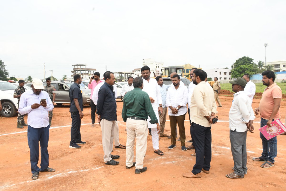 KiranKumar76_'s tweet photo. తాండూరు పర్యటనలో భాగంగా గౌరవ మంత్రి వర్యులు హరీష్ రావు గారు ప్రారంభించనున్న మాతాశిశు హాస్పిటల్‌లోని దుకాణాల సముదాయాలను అధికారులు, స్థానిక ప్రజా ప్రతినిధులతో కలిసి పరిశీలించిన గౌరవ ఎమ్మెల్యే శ్రీ పైలెట్ రోహిత్ రెడ్డి గారు
#PilotRohithReddy #tandur #BRS #CMKCR #KTR #grr  #HarishRao https://t.co/ymgXdFyiqG