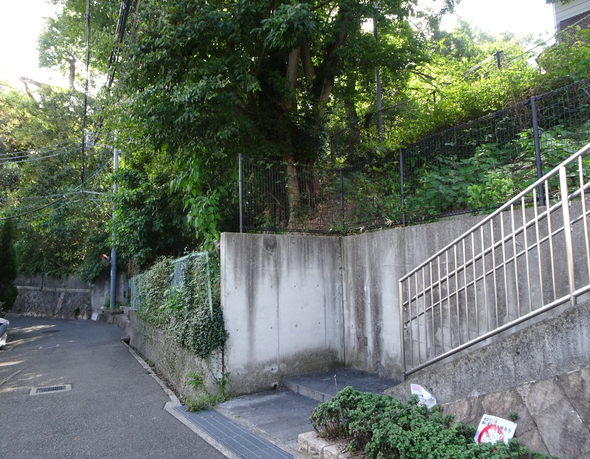 ko_0021's tweet photo. 猪名野神社
現在も有岡城総構の段差と堀跡かという道路が都市化の中に化石の様に残っているのも戦国時代の城の有り様を示していて興味深い。 https://t.co/VygiPmHjAD