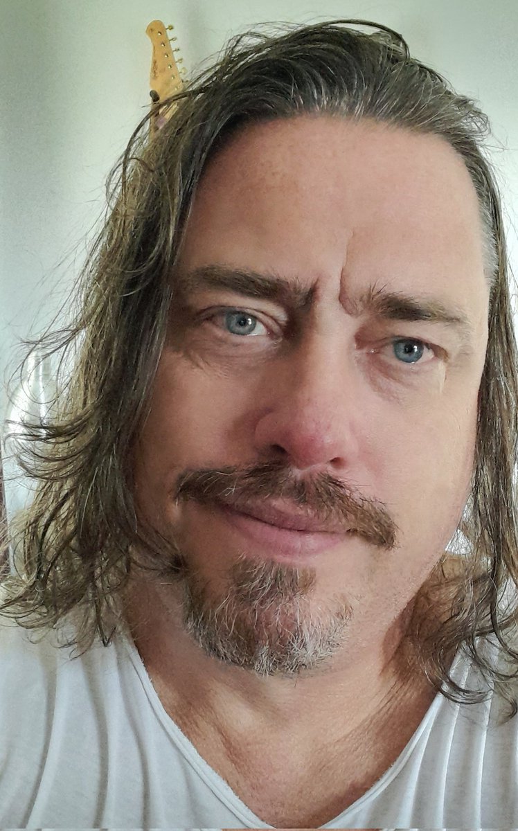 Godemanstudio's tweet photo. Är det OK att passera 50 år och inte klippa sig...klippa eller behålla https://t.co/1BCfadmOhc