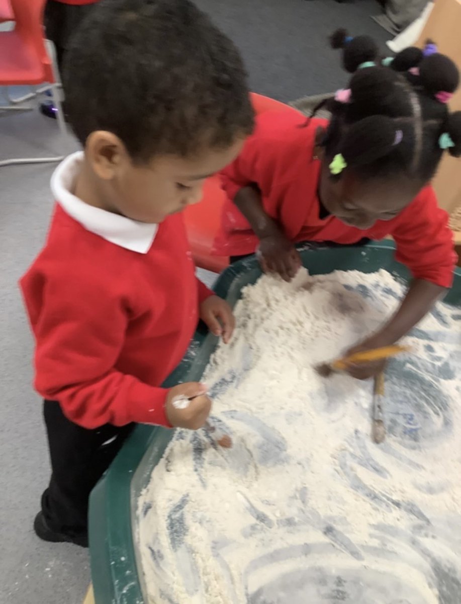NET_Abbotsweld's tweet image. Reception had lots of fun yesterday practising their phonics sounds in the flour. They then explored hygiene and the importance of washing their hands. They then enjoyed washing different animals with sponges! #shapingfutures #netacademies