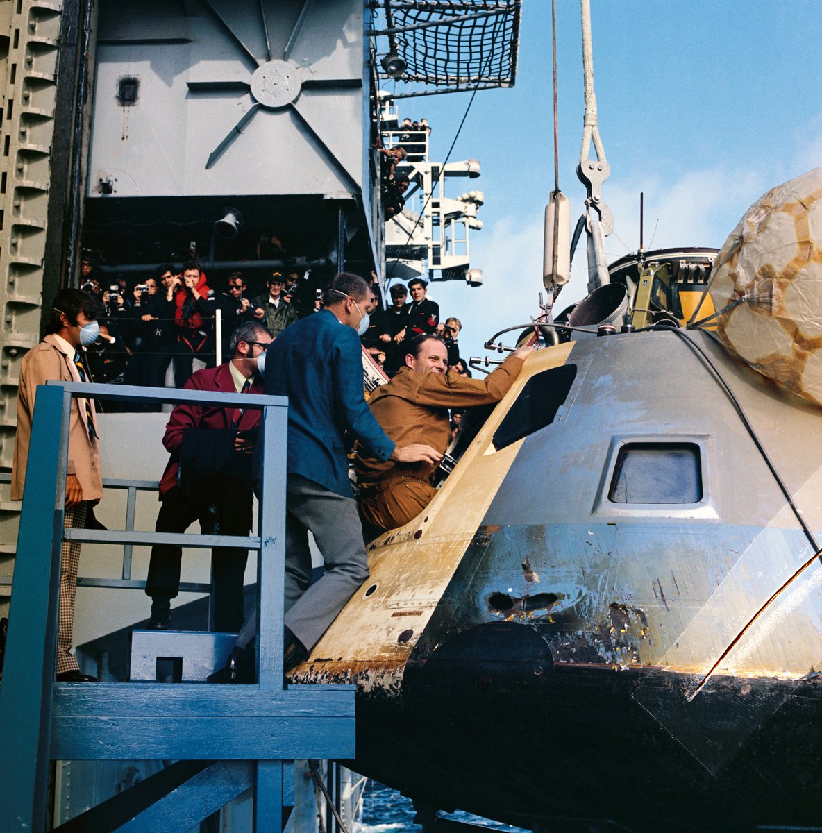 missionmovie's tweet photo. 50 years ago Mission control celebrated the splashdown of #Skylab3: the second crewed mission to #NASA's first space station.
Jack Lousma, Owen Garriott and Al Bean were safely recovered aboard USS New Orleans, after a 2-month stint working 70-hour weeks. https://t.co/h4mVVtEeAf