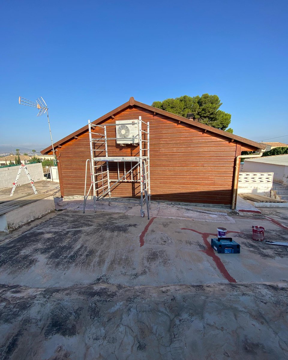 suberlev's tweet photo. RTP - Rehabilitación y Trabajos en Altura nos deja estas fotografías de un trabajo de rehabilitación de esta construcción, la cual ha sido revestida de #corchoproyectado para aislar térmica y acústicamente, además de solventar los problemas de deterioro en la madera. #aislamiento https://t.co/Nxeupt9iH8