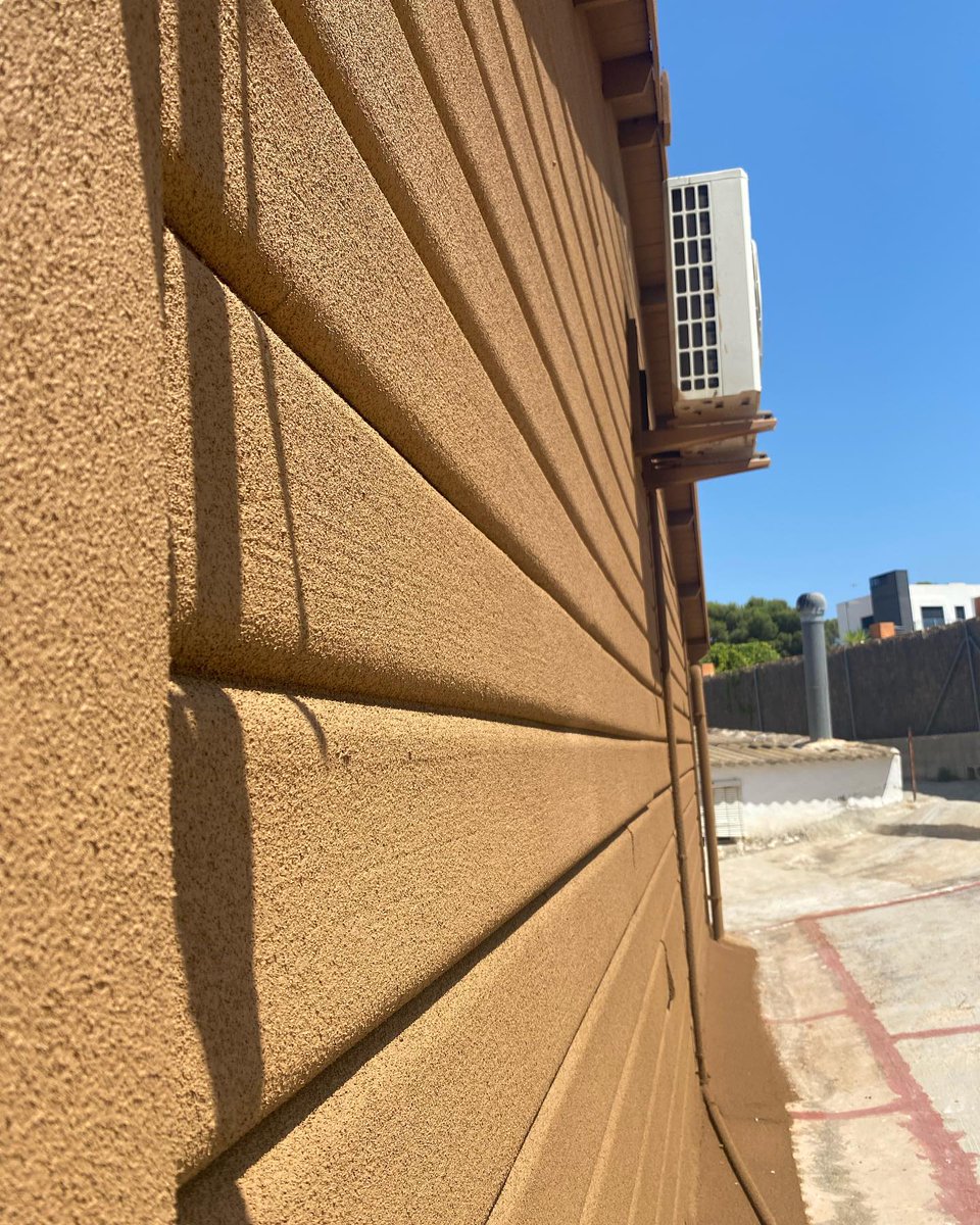 suberlev's tweet photo. RTP - Rehabilitación y Trabajos en Altura nos deja estas fotografías de un trabajo de rehabilitación de esta construcción, la cual ha sido revestida de #corchoproyectado para aislar térmica y acústicamente, además de solventar los problemas de deterioro en la madera. #aislamiento https://t.co/Nxeupt9iH8