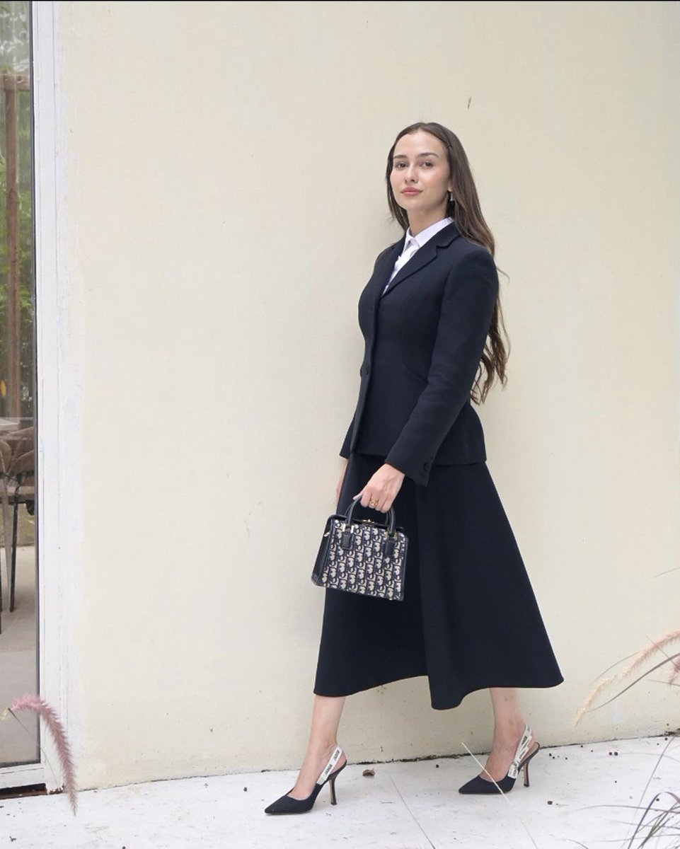 ajfam_official's tweet photo. [IG] Anna Jobling update 26092023

"No better piece to elevate my confidence other than The iconic Bar Jacket that refines the House of Dior 🖤
#Dior #BarJacket @Dior"

🦋- Dior Spring-Summer 2024
RTW Collection is so pretty 😍

#AnnaJobling
#AnnaJoblingLightsUpTheWorld
#AJFam https://t.co/n6tx1dIL4V