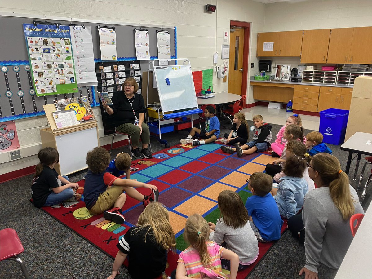 vwecc's tweet photo. Mrs. Wynk’s class had some special guest visitors during their read aloud time!! 
Thank you to the staff and administration that took time out of their day to share this special moment with the students!❤️🐾
#vwecc #cougarpride https://t.co/zqySPLsqa4