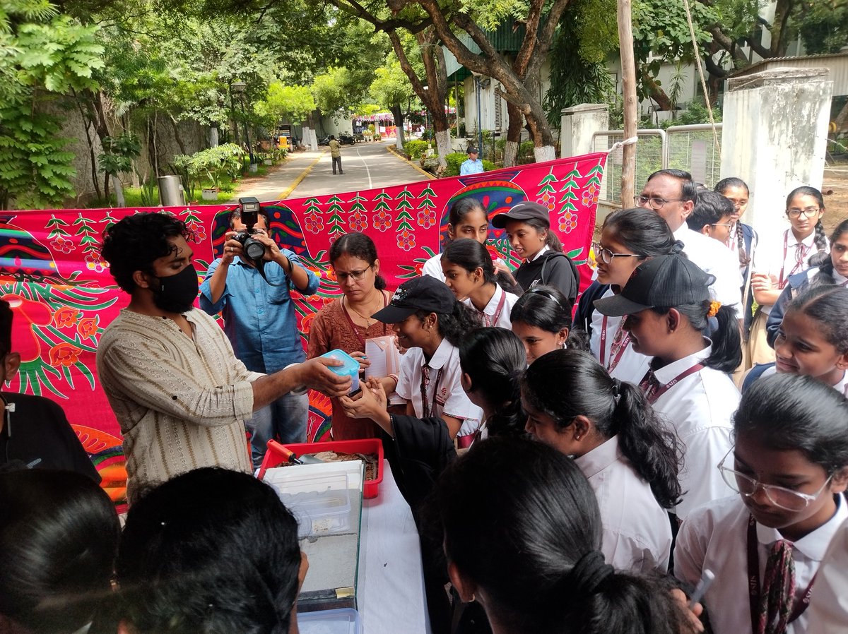 sadhanainfinity's tweet photo. Students of grades IX and X of Sadhana Infinity International School got a glimpse into the world of the Centre for Cellular and Molecular Biology (CCMB) today i.e. 26-09-2023.
They embarked on a guided tour of the state-of-the-art laboratories and various exhibits. https://t.co/hS2vrxN792