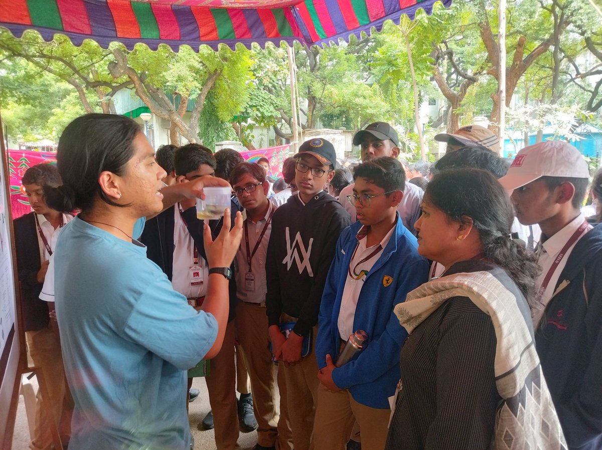 sadhanainfinity's tweet photo. Students of grades IX and X of Sadhana Infinity International School got a glimpse into the world of the Centre for Cellular and Molecular Biology (CCMB) today i.e. 26-09-2023.
They embarked on a guided tour of the state-of-the-art laboratories and various exhibits. https://t.co/hS2vrxN792