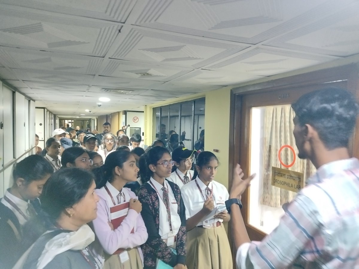 sadhanainfinity's tweet photo. Students of grades IX and X of Sadhana Infinity International School got a glimpse into the world of the Centre for Cellular and Molecular Biology (CCMB) today i.e. 26-09-2023.
They embarked on a guided tour of the state-of-the-art laboratories and various exhibits. https://t.co/hS2vrxN792