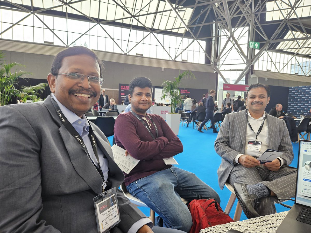 ConnectNowChat's tweet photo. 📸 Thrilled to see so many happy faces at our booth today! Grateful for the connections, feedback, and enthusiasm around our @ConnectNowChat. Thank you for stopping by! 🙌✨ #TechExEurope2023 #ConnectNowChatApp #HappyVisitors https://t.co/TSnmlfsMcV