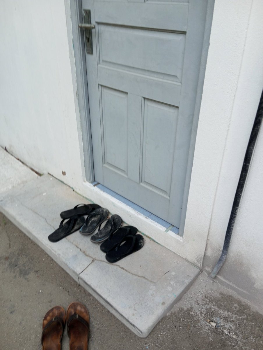 HKurusee's tweet photo. ‼️🚨Breaking News

MP @Roxeyna’s husband MP Naashiz just drove to Vandhoo magistrate Ismail Niyaz’s home with him with CASH bag. They are inside Dhaadharaage right now. You can catch them RED HANDED. They have hidden their shoes too. https://t.co/6vmvehNMpH