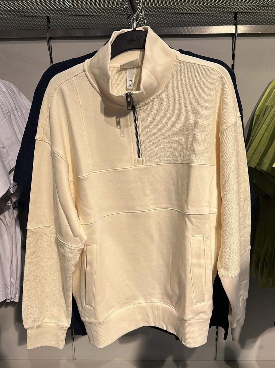 stellallets_'s tweet photo. Guyss help me I’m dying he’s wearing the sweatshirt that I gave him as bd present at Taipei fan meeting omgggg it really suits him very well 😭😭😭
I’m waiting for him to wear it but not that fast and in photoshoot?Stopppppppp😭
#Fourthnattawat https://t.co/1u9McCR15d