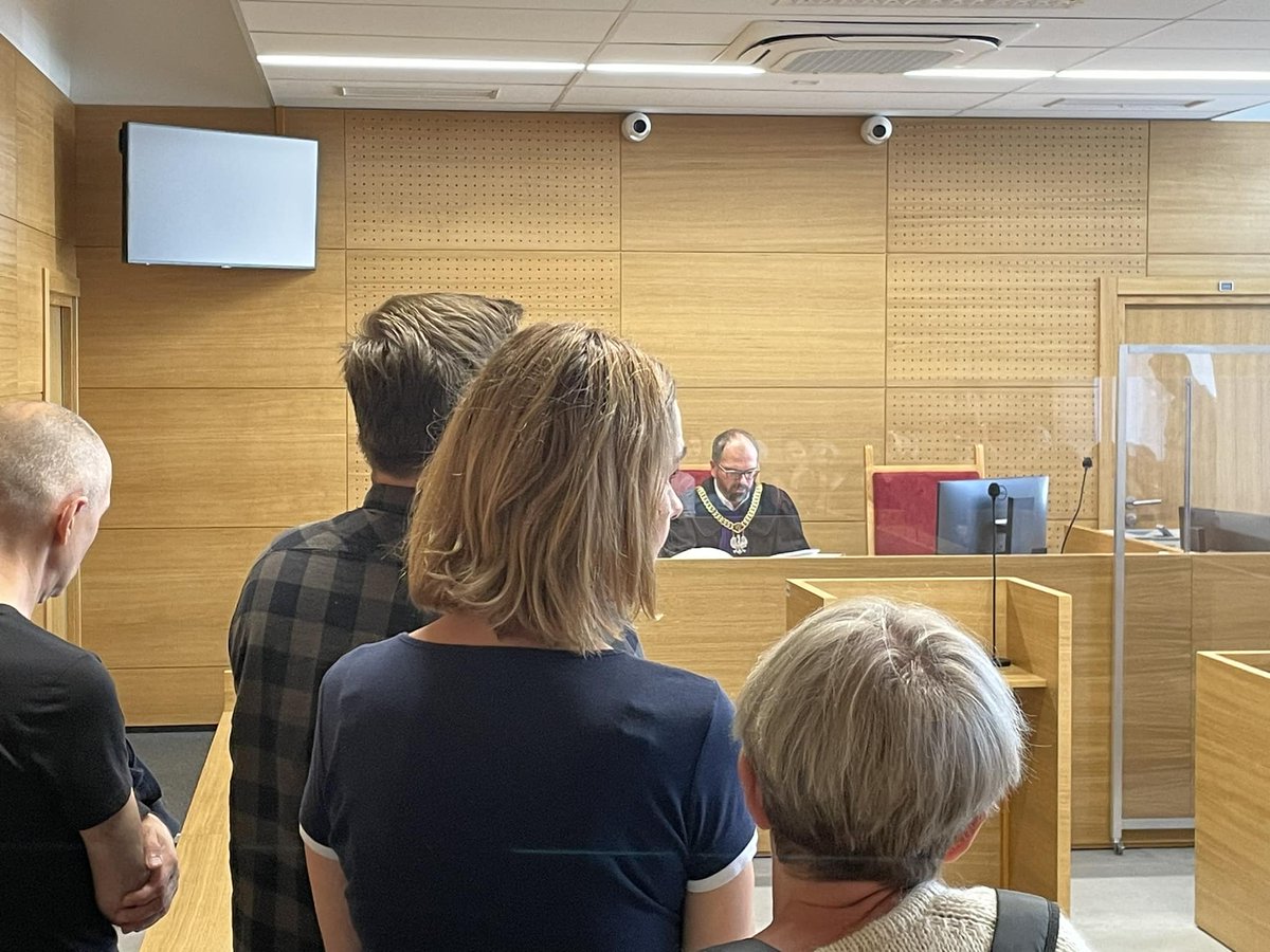 PawelCeKasprzak's tweet photo. Ewa wychodzi. Za poręczeniem. Dzisiaj. Trwają formalności.
#AferaPrzemytniczaPiS #AferaWizowa
#Ewajestniewinna #jestemzEwą #stoprepresjom https://t.co/qkuAyYf2KR