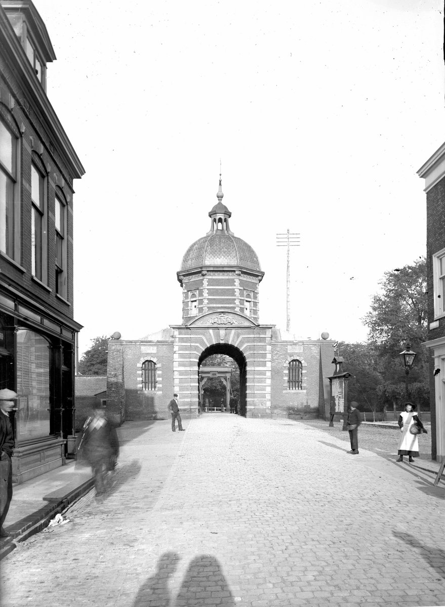 📸 Wauw! Leerlingen van het Da Vinci College Kagerstraat en het Bonaventura College Mariënpoelstraat maakten foto's van Leidse fotografen als Jan Goedeljee (1824-1905) zo precies mogelijk na. Bekijk hier het resultaat 👉 youtu.be/v-9zsk-oKRk