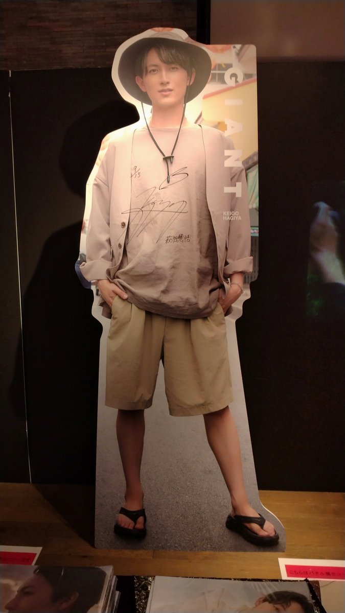 kerorina5's tweet photo. 渋谷にお出かけたのでシブツタ萩ちゃんにご挨拶＾＾
既刊の写真集も一緒に並んでました
改めて写真集三部作発売ってスゴいな本当にありがとうございます

#萩谷慧悟
#HORIZON
 #Azure_Blue
 #GIANT https://t.co/1nXviHyB3t