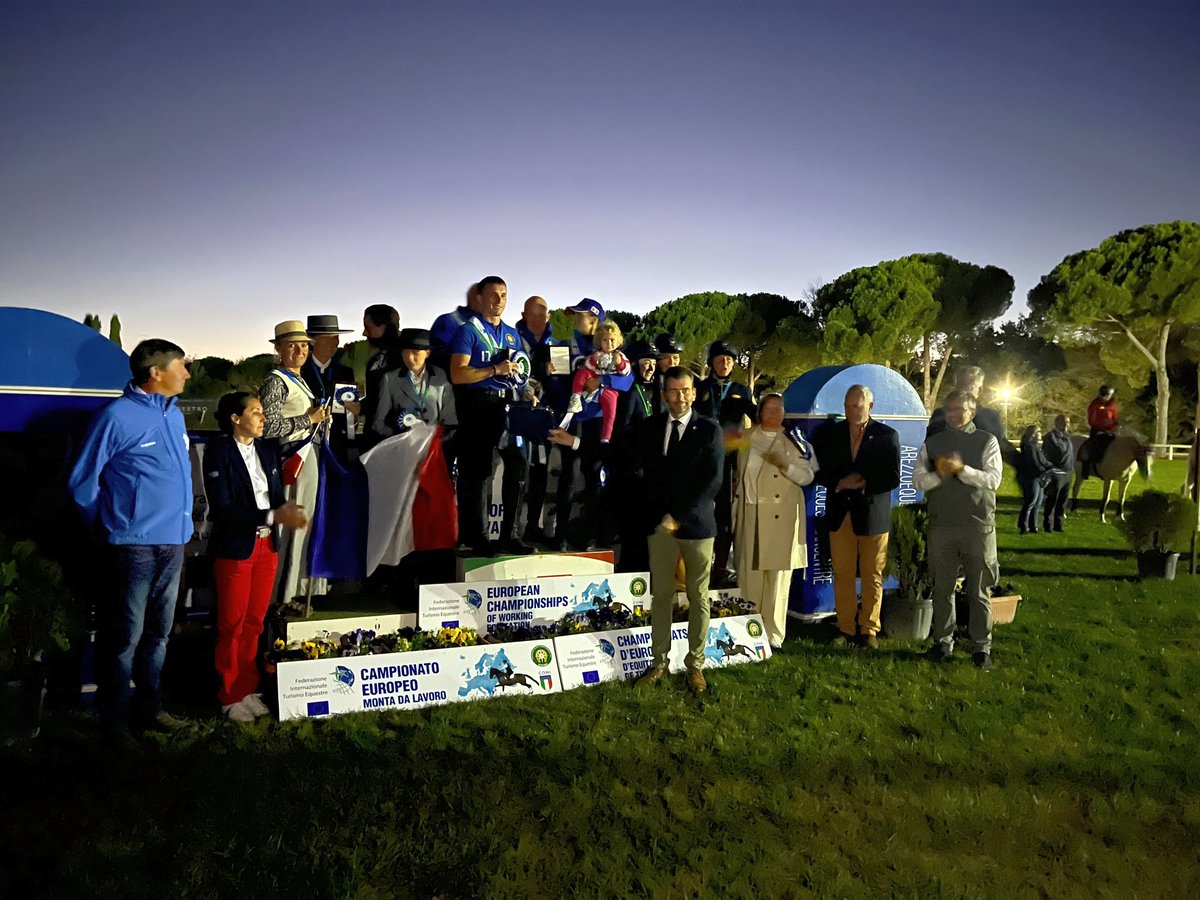 Championnats d'Europe d'équitation de travail : 4️⃣ médailles - 🏆 par équipes et 🥉 indiv pour Sam Broussolle&amp;Apollon du Mas en Jeunes cavaliers, 🥈  par équipes en Juniors et Seniors - tel est le bilan 🇫🇷 après une semaine de compétition en Toscane ☀️🇮🇹👏
ffe.com/actualites/l-e…