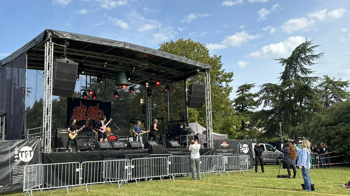 Universite_Caen's tweet photo. #EnDirect | Campus en fête sur le #campus 1 c’est en ce moment !

👉 Concerts, activités, jeux gonflables, village des associations et des partenaires, food-trucks…

Venez nombreux pour fêter la #rentrée à #UNICAEN !

🎶 📸 Premier #concert avec The Jacks ! https://t.co/Xk8qssGVEF