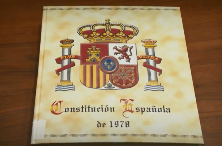 Encuestando's tweet photo. 📊 ¿Qué partido político actúa más fuera de la Constitución?

🔃 EL PSOE
❤️ EL PP