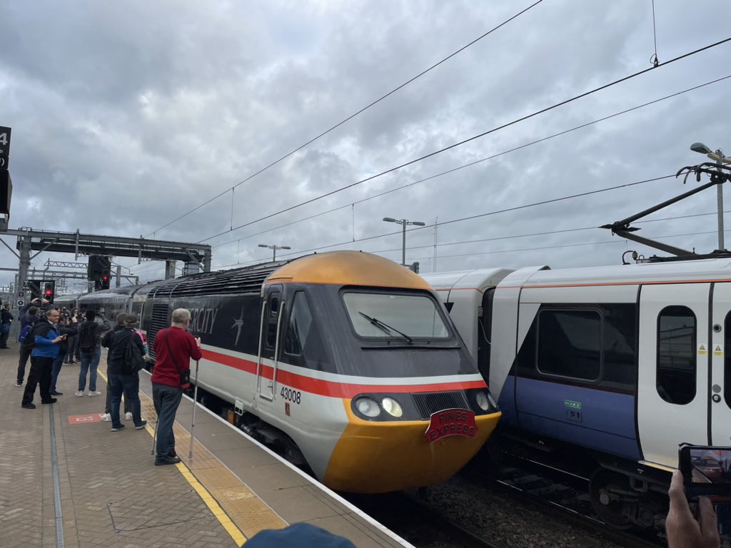 SimonZev's tweet photo. Well, this is going to be my office for the day.
The @CrossCountryUK HST Farewell charter is off and away from Reading and heading for Purbeck
#Charters #TrainTravel #FreightTeam https://t.co/GdcZL3cxMA