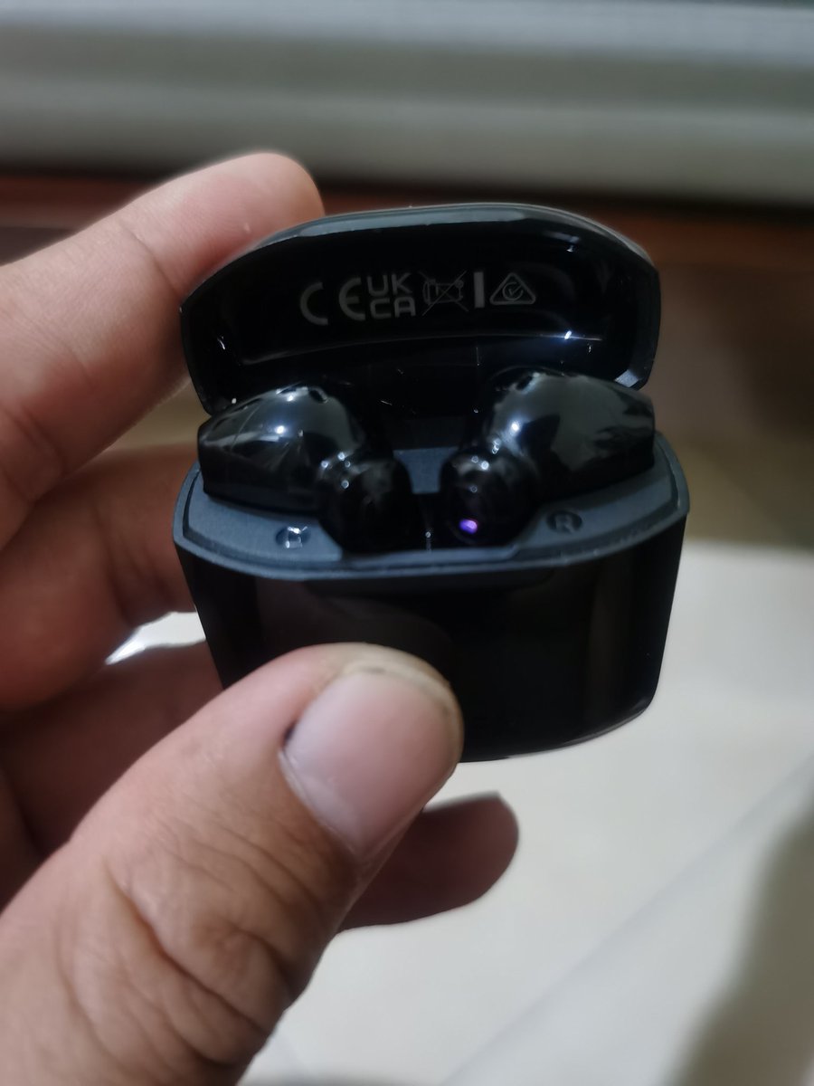 RGejrot's tweet photo. I have a TWS edifier TWS200T, less than a year the left one has broken.  Is the quality of the edifier really like that?  Because during the guarantee period, I submitted a complaint to Edifier Indonesia, he said he was no longer selling the TWS. WTF! #edifier @Edifier_Global https://t.co/12dnLnqjrJ
