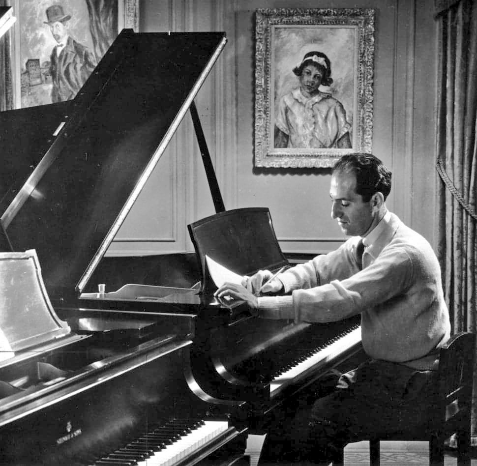 Remembering the great American composer and pianist #GeorgeGershwin born on this day in 1898 🎂🎶🎹🌹