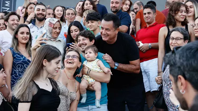 onedio's tweet photo. Acun Ilıcalı, tüm çalışanlarını aileleriyle birlikte Alaçatı'ya tatile götürdü. https://t.co/MiWWkyky1l