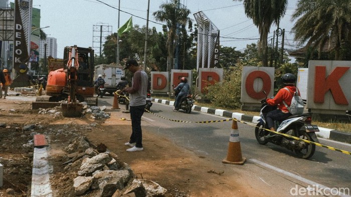 detikfinance's tweet photo. #FOTO Pemkot Depok menata trotoar di Jalan Cinere Raya, Depok. Proyek penataan trotoar ini memakan anggaran Rp 2,7 miliar.
Foto: Andhika Prasetia/detikcom
>> https://t.co/MPszsQ051g
#detikfinance #trotoar #depok #cinere #fotodetikcom https://t.co/2JoMGpOrP6