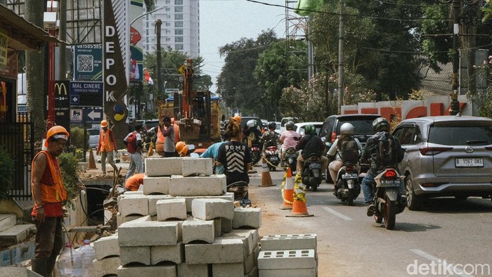 detikfinance's tweet photo. #FOTO Pemkot Depok menata trotoar di Jalan Cinere Raya, Depok. Proyek penataan trotoar ini memakan anggaran Rp 2,7 miliar.
Foto: Andhika Prasetia/detikcom
>> https://t.co/MPszsQ051g
#detikfinance #trotoar #depok #cinere #fotodetikcom https://t.co/2JoMGpOrP6
