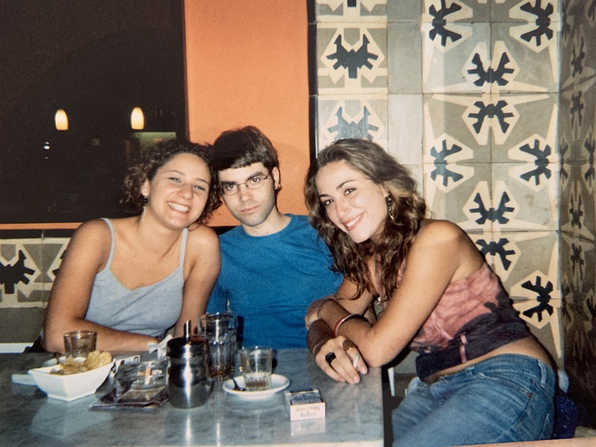 Hace ahora justo 20 años me fui de casa de mis padres por primera vez. Me iba a trabajar al archivo del Ayuntamiento de Girona a microfilmar parte de sus libros antiguos de actas. Busqué una habitación y acabé en un piso de italianos que estaban de Erasmus. (abro hilo)👇