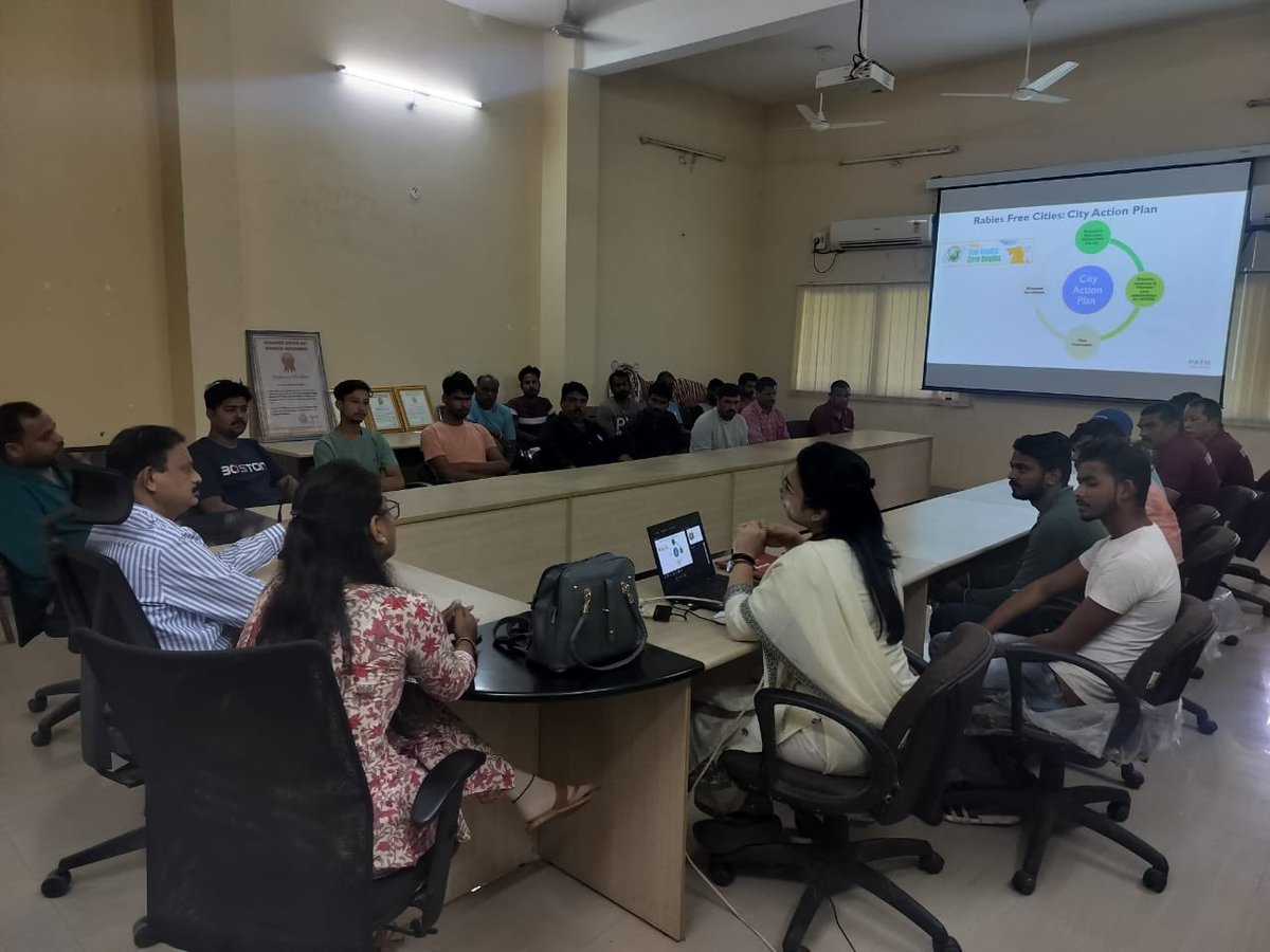 NHM_NCD_II_MP's tweet photo. 🐾 Indore celebrates World Rabies Day! Health Department, Municipal Corporation, NGOs, and PATH join hands. Sensitized 50+ participants on Rabies, "All for one, One Health for all" theme. Administered 1st Pre-exposure Prophylaxis doses. #WorldRabiesDay #NCDC #NHMMP🐶🏥🌍 https://t.co/gAexrTjz7H
