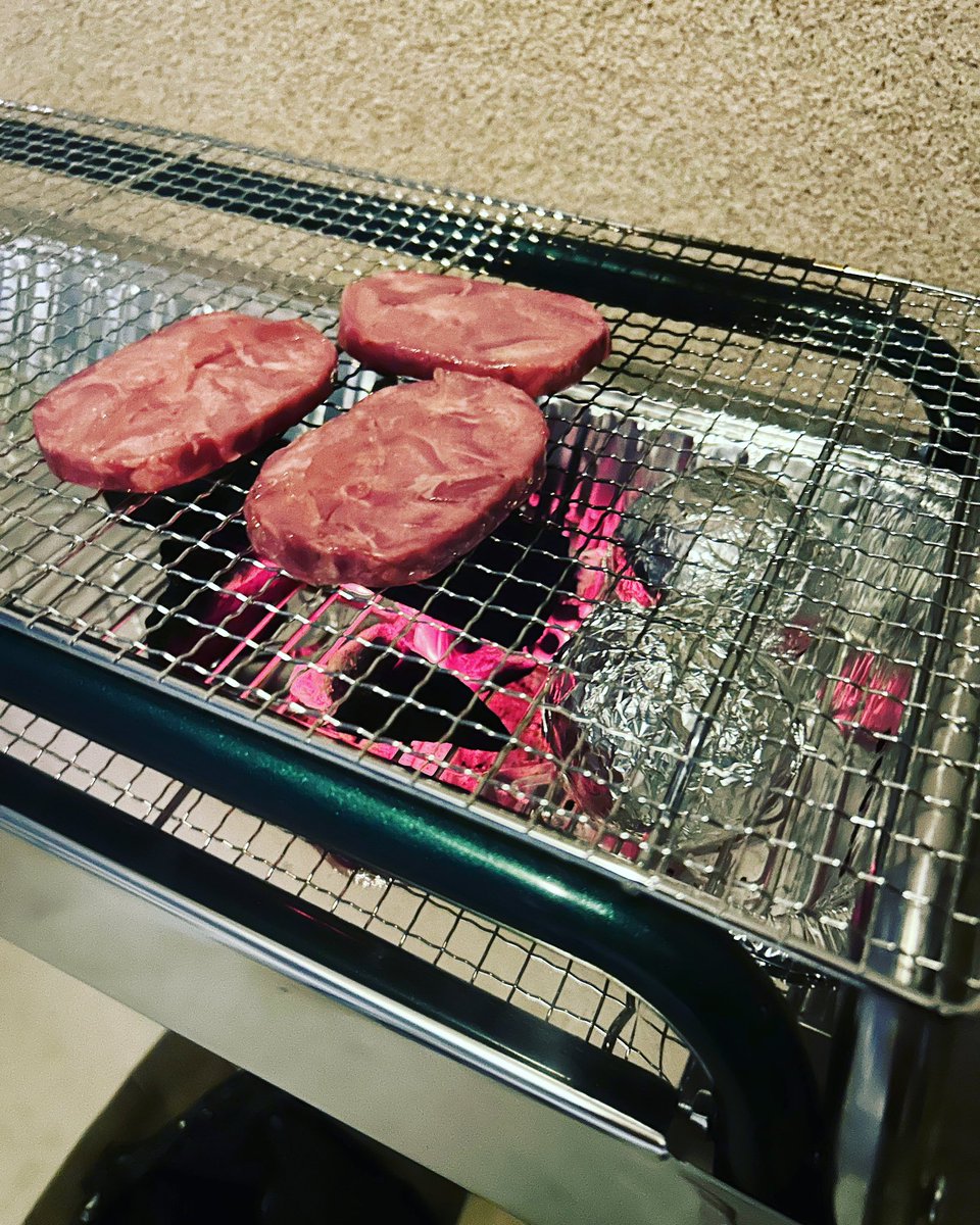 Beko0331USAGI's tweet photo. 南の島のお楽しみ😊
自宅テラスBBQ🍖❤️🍖❤️🍖❤️
いただきまーす🙏 https://t.co/arMXNds55r