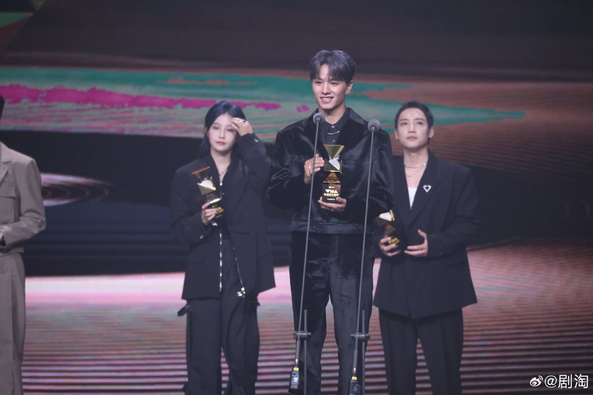 LEVINDONESIA's tweet photo. [230926] Weibo Music Awards

Selamat kepada WANG ZIHAO👑
Atas trophy pertamanya dalam kategori "Artis Pendatang Baru Tahun ini" 🎉

We are so proud of you🤍🧡

Cr. On pict
LE'V ON WEIBO MUSIC AWARDS

#AllRounderLEVonWMA
#王子浩 #LEV
@LEV_Official_ @LEV_OFFICIAL_JP https://t.co/bD6h903SuK