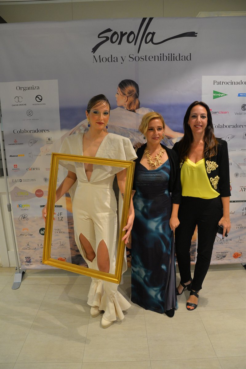 valenciactiva_'s tweet image. ⚡️👚 Alba García, emprendedora del coworking #EspaiLidera y participante en el programa #Llamp València Activa, presentó la semana pasada en @elcorteingles su exposición de moda con motivo del #AñoSorolla, con la que expone vestidos pintados a mano con obras del maestro de la luz