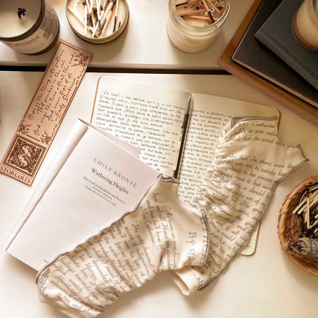BookLoverGifts's tweet photo. They're back! We've just had a delivery of @storiarts scarves, gloves and blankets. Be sure to order your favourites early, as they sell very quickly!

Wrap yourself up in your favourite novel - literally! 
https://t.co/T5IpShQeDB

#wutheringheights #fashion #gothic https://t.co/tGeucPwK34