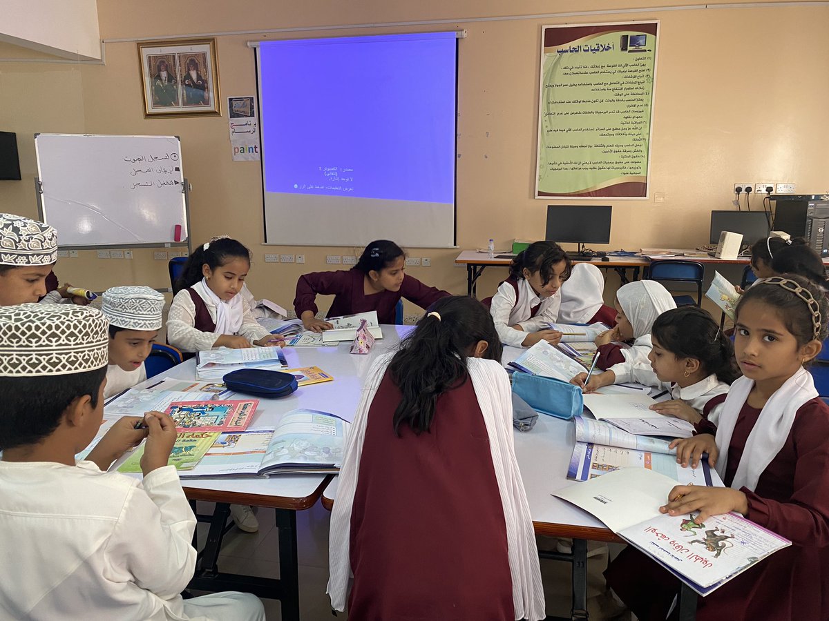 قدمت الاستاذه ايمان الحجري درسا مميزا بعنوان ( بين رفوف مكتبتي ) استخدمت فيه مجموعه من القصص الهادفه وعرض شيق امام طلبه الصف الثالث