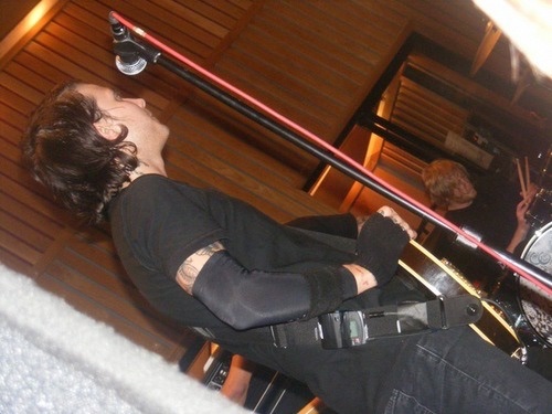 frank iero hourly tweet media