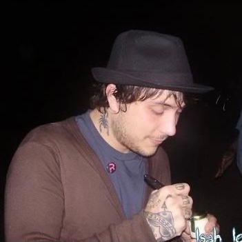 frank iero hourly tweet media