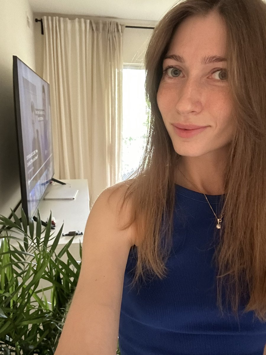 Good morning friends 

We've had rain for the fourth day. It's hard to get up in the morning and get ready for work. I want sunny weather soon!

I got a pet - palm tree😁