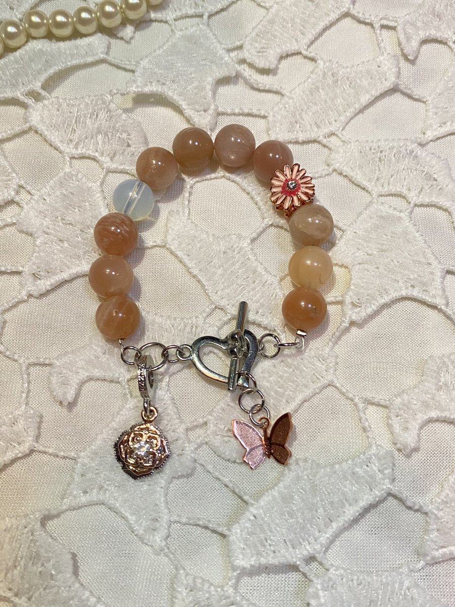 jamillejew's tweet photo. 𝓢𝓾𝓷𝓼𝓽𝓸𝓷𝓮&amp;𝓶𝓸𝓸𝓷𝓼𝓽𝓸𝓷𝓮

สร้อยข้อมือหินแท้ ขนาด 10 mm
ทางร้านคัดสรรหินธรรมขาติคุณภาพดี

Sunstone และ moonstone ร้อยร่วมกับชาร์มดอกไม้ลุคคุณหนู และจี้ Swarovski 

ขนาดข้อมือ 16.50 cm 

Price 690 baht 

วัสดุจากธรรมชาติบางเม็ดอาจมีความแตกต่างของสีและลวดลายนะคะ https://t.co/ZbxYXj03Mh