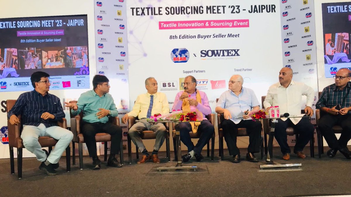 RafeekKhanInc's tweet photo. होटल क्राउन प्लाज़ा में #SHOWTEX एवं #गारमेन्ट_एक्सपोर्ट्स_एसोसिएशन_ऑफ_राजस्थान #GEAR के संयुक्त तत्वावधान में आयोजित टेक्सटाइल सोर्सिंग मीट 23 जयपुर के शुभारम्भ कार्यक्रम में शामिल होकर शुभकामनाएँ प्रेषित कीं।
#MLARafeekKhanInc
#Jaipur
#RajasthanStateCommissionForMinorities https://t.co/AHP5pGXqjB