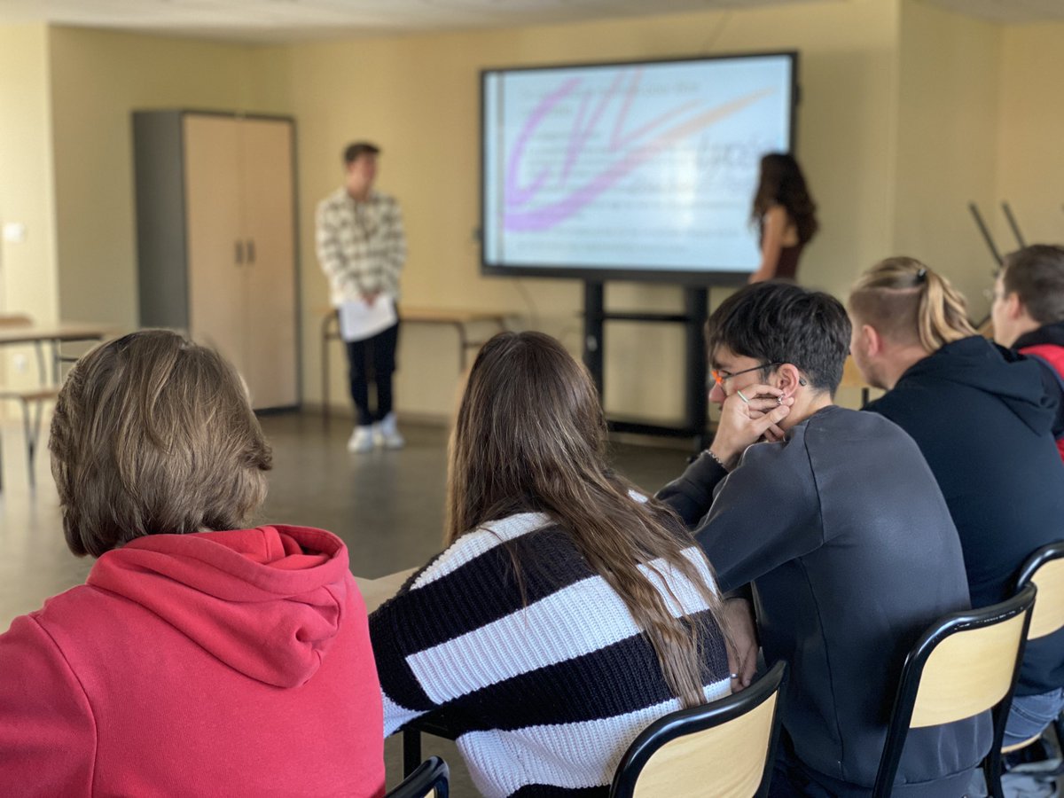 AcAmiens's tweet photo. Les semaines de l’engagement se poursuivent au lycée Boucher de Perthes d’Abbeville 🗳️
Les élèves élus au CVL, les éco-délégués et les bénévoles de la MDL ont présenté au recteur @PMoyarecteur les projets menés dans le cadre de leur engagement dans la vie de leur lycée https://t.co/CfBU0mEjKv