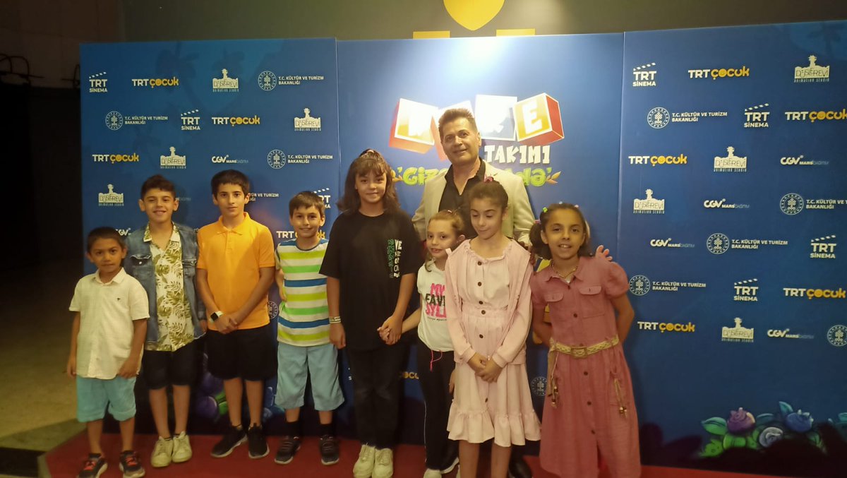 ASHB_COCUK's tweet photo. TRT Çocuk’un sevilen çizgi filmi “Kare Takımı Gizemli Ada” beyaz perdeye taşındı. Sevilen animasyon filminin Galasına katılan Bakanlığımızın destek verdiği çocuklar, Galada Yönetmen Orhan Bal ile bir araya geldiler.

@tcailesosyal 
@MahinurOzdemir https://t.co/3Vy1ZvXmNI