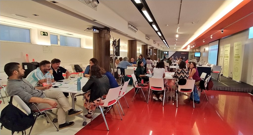 PlataformadeONG's tweet photo. Los grupos analizan a conjuntos y de manera consensuada las distintas metas estratégicas que conforman el #IVPETSAS 🧐🤗 https://t.co/uSxVWwF2OQ