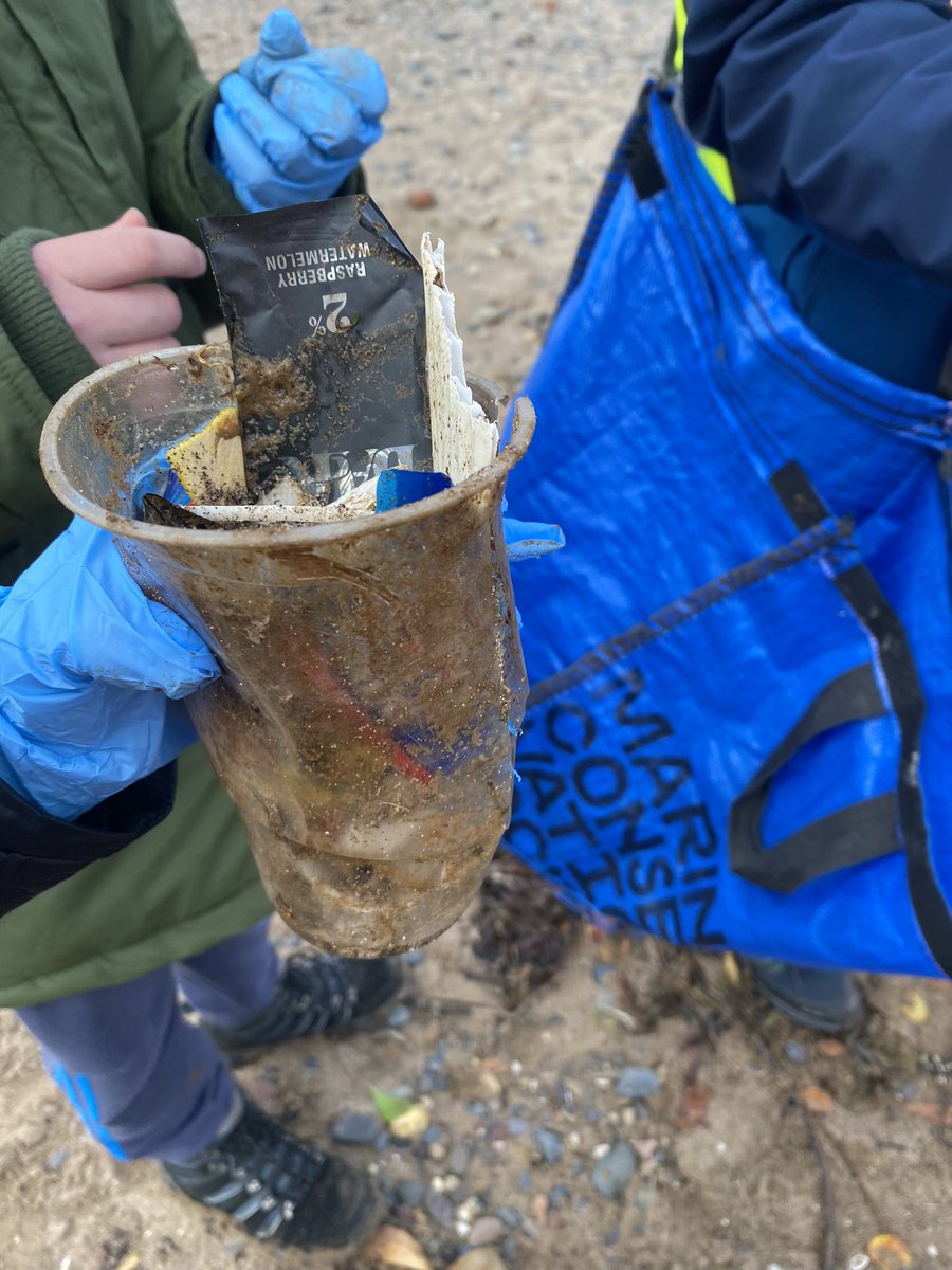 Rain didn’t stop @KingcasePS during #GreatBritishBeachClean. We love working with this school who already take their P7’s for beach school every week #outdooreducation. We collected 15kg & surveyed 321 items of litter 👏 ‘the clean up was fun, I’m proud to help out local area’